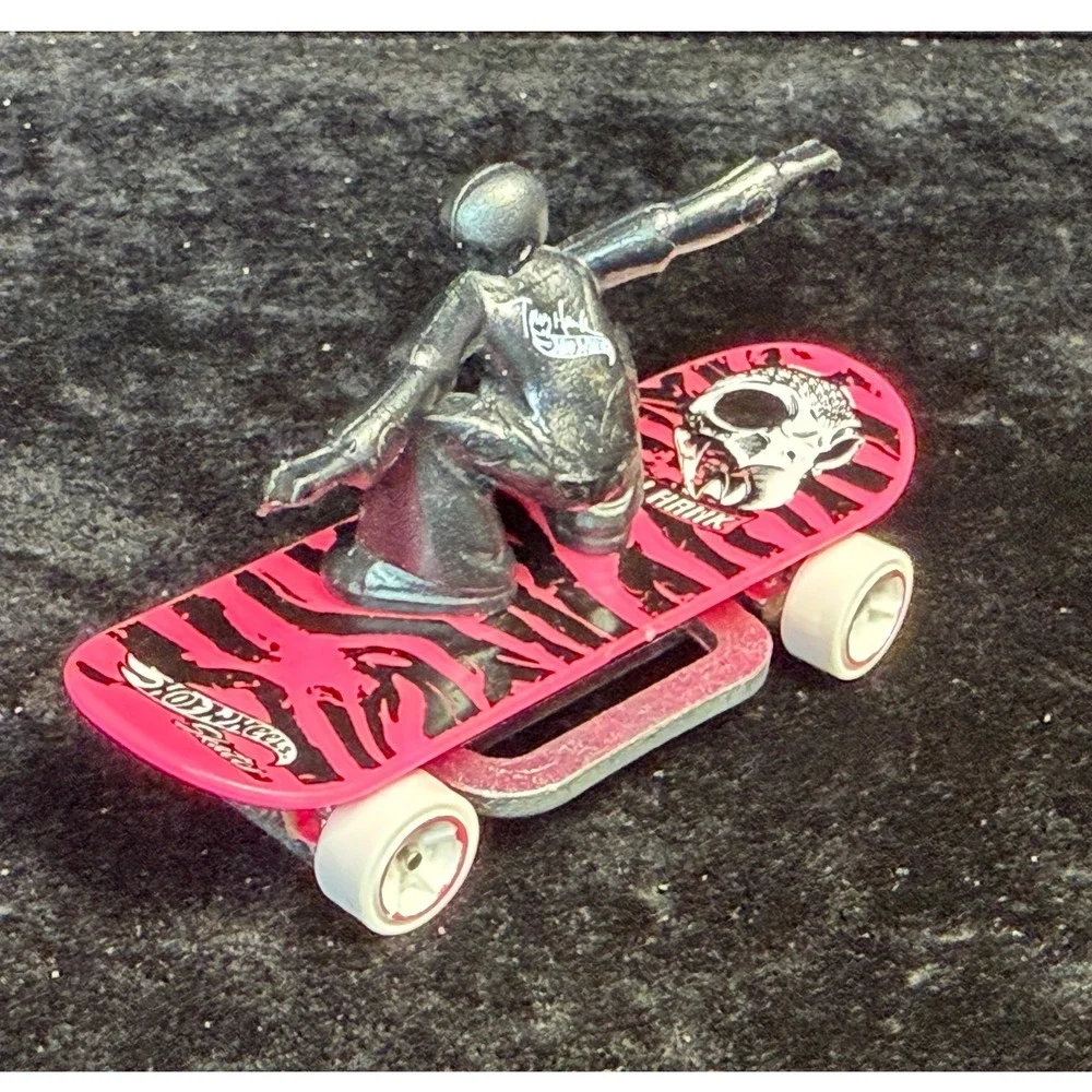 Hot Wheels-Skate Grom X1617, Tony Hawk Pink Skull Fingerboard & Figure, 2013